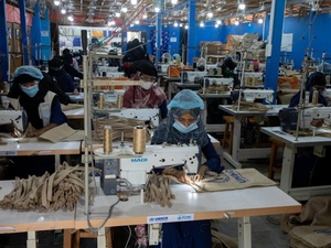 En el Centro de Producción de bolsas de yute, las refugiadas rohingyas aprenden a fabricar bolsas y otros productos con yute, un material respetuoso con el medio ambiente que se produce en la zona.
