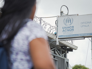 Elena fuera de la oficina de ACNUR en Upala, Costa Rica.