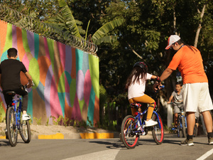 Una ciclovía creada por jóvenes en Soyapango ofrece a la comunidad un espacio seguro y accesible para el deporte y la recreación al aire libre, fomentando la convivencia y el disfrute en un ambiente positivo.