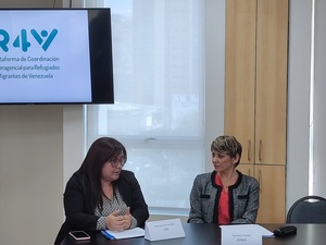 Pamela Fernández, Jefa de Oificna de OIM Bolivia, y Karmen Sakhr, Representante Regional de ACNUR.