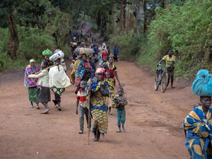 En las primeras horas de la mañana, personas desplazadas retornan a Plain Savo, en la República Democrática del Congo, después de pasar la noche en la cercana localidad de Bulé.