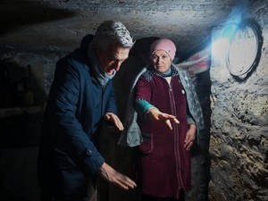 Filippo Grandi, Alto Comisionado para los Refugiados, en un búnker junto a una mujer de Ucrania