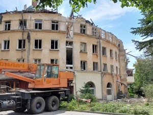 Esta semana, misiles destruyeron algunas casas en Leópolis, causando víctimas mortales y heridos entre la población civil. ACNUR y sus socios brindaron apoyo sicosocial a ayuda de emergencia a las personas sobrevivientes.