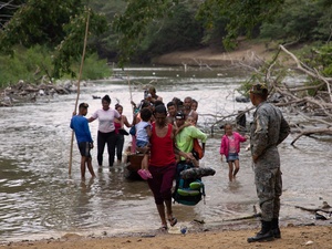 Con necesidades humanitarias y arriesgando sus vidas, personas migrantes y refugiadas atraviesan a pie la densa selva del Darién, en Panamá. Muchas de ellas son niñas, niños y adolescentes.
