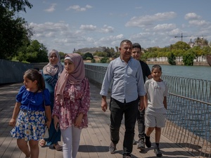 La familia Al-Ahmad, refugiados de Siria, pasean a la orilla del río Guadalquivir, en Sevilla, al sur de España.