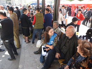 Un grupo de refugiados esperan en un centro de distribución en Goris, una pequeña ciudad fronteriza en el sureste de Armenia.