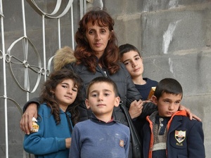 Syuzanna y sus cuatro hijos están entre los más de 100.000 refugiados que llegaron a Armenia en menos de una semana.