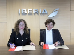 María Jesús López Solás, Directora Comercial y de Desarrollo de Red y Alianzas de Iberia y Sophie Muller, representante de ACNUR en España, durante la firma del convenio.