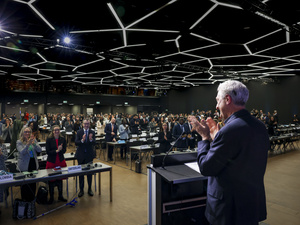 Un auditorio lleno de personas aplaudiendo