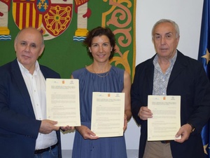 El Secretario General de la FEMP, Carlos Daniel Casares, la representante de ACNUR en España, Sophie Muller y el Presidente del Comité Olímpico Español (COE), Alejandro Blanco, en la firma del protocolo de colaboración para favorecer la integración de personas refugiadas a través del deporte.