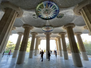 Participantes en el proyecto ABUAB en la visita al Park Güell, diseñado por el arquitecto Antoni Gaudí, en Barcelona.