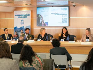 Hassane Handi, presidente de la Fundación Abrazando Ilusiones; Noor Ayobi, intérprete afgano; Marta García Cienfuegos, responsable de la unidad de Protección de ACNUR en España; Sara Occhipinti, responsable de Traducción y Coordinación Lingüística en la Representación en España de la Comisión Europea, y Svitlana Fédosova Shemley, intérprete y técnica del Servicio de Traducción e Interpretación de CEAR, reflexionaron sobre la perspectiva del intérprete.