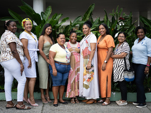 Un grupo de mujeres de pie posando para una foto.