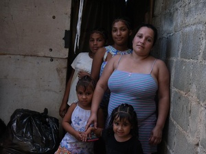Kismayu junto a cuatro de sus hijas en su casa en Petare, Caracas.