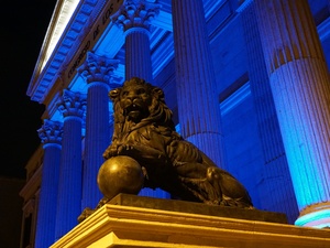 Fachada del Congreso de los Diputados iluminadad de azul.