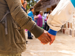 Dos personas tomadas de la mano.