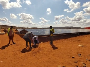 Minirred solar en Kobe, Etiopía, instalada por la Alianza Shire.