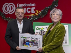 El director general de Fundación ONCE, José Luis Martínez Donoso, fue el encargado de entregar el cupón conmemorativo a Grainnie O'Hara, representante de ACNUR en España, en un acto celebrado en la sede de Fundación ONCE en Madrid.