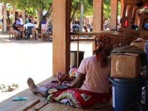 Una mujer desplazada por las recientes inundaciones se refugia en una escuela en Xai-Xai, provincia de Gaza, Mozambique.