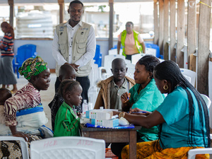 Mariam Furahisha (izquierda) y su familia regresan a su casa de Uvira, en la provincia congoleña de Kivu Sur, cruzando la frontera de Kavimvira después de varios meses en un campo de refugiados en Burundi.