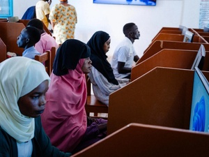 Refugiados sudaneses utilizan un centro de informática apoyado por la iniciativa ‘Conectividad para los Refugiados’ en el asentamiento de refugiados de Farchana, en Chad.”