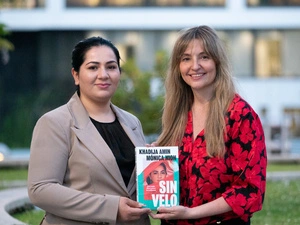 Khadija Amin y Mónica Nion sostienen el libro Sin velo, biografía de Khadija.