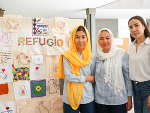 Mahtab, Saliha y Shahnaz, refugiadas afganas, participaron en la jornada con los bordados tradicionales hazaras, que fabrican con el proyecto Zomorod Trends.