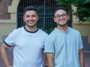 Mateo, cofundador del proyecto Música Sin Fronteras y de la Academia Cumbres, con Matías, uno de los integrantes del coro formado por personas refugiadas y voluntarias, con apoyo de ACNUR.