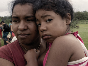Génesis, de 29 años, abraza a su hija de 4 años tras haber terminado el peligro viaje a través de la selva del Darién, entre Colombia y Panamá.