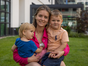 Ella, refugiada de Ucrania, con sus hijos Zlata, de 1 año, y Matvii, de 3.