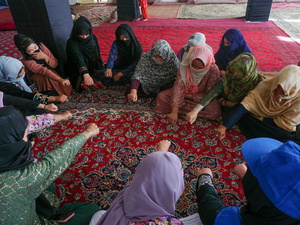 Un grupo de mujeres sentadas en círculo.