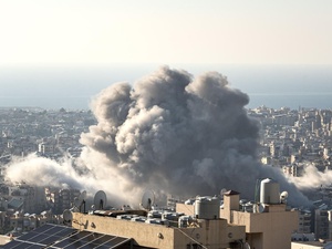 Una columna de humo provocada por el impacto de un ataque con misiles es visible sobre el barrio de Haret Hreik en Beirut, Líbano, el 15 de noviembre.