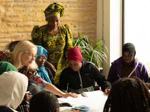 Aminata Soucko asiste a las clases de español con voluntarias y alumnas en Red Aminata.