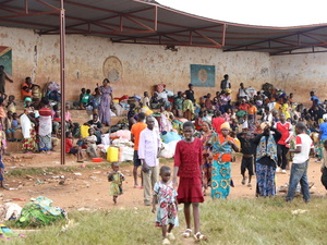 Familias que huyeron de la violencia en la República Democrática del Congo se refugian en una escuela en la provincia de Cibitoke, en el noroeste de Burundi.