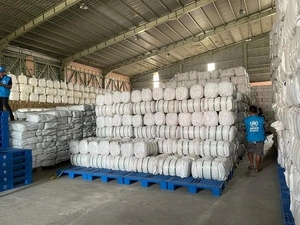 Suministro de ayuda de emergencia en un almacén