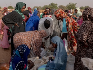 Refugiados sudaneses se reúnen durante una distribución de ayuda alimentaria en el asentamiento espontáneo de Adre, cerca de la frontera de Chad con Sudán, abril de 2025.