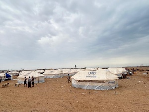 Familias recién llegadas que han huido de Yemen son acogidas en asentamientos para personas refugiadas cerca de Obock, en Yibuti.