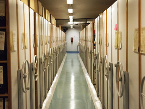 Vista de un pasillo de estanterías de archivo apilables