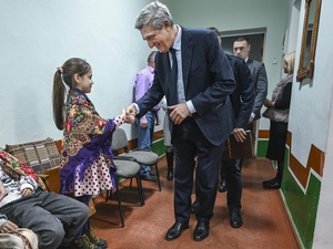 El Alto Comisionado de la ONU para los Refugiados, Filippo Grandi, saluda a Sofía, una refugiada ucraniana de 8 años, en el centro comunitario de Căușeni, en Moldavia.