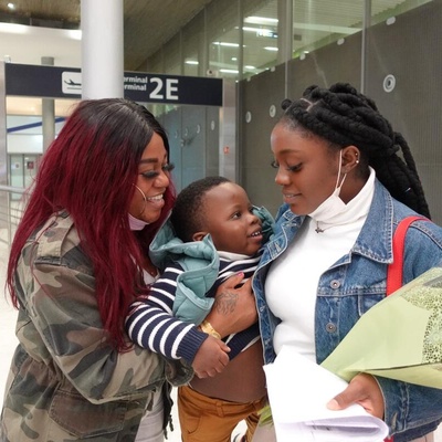 Francia. Madre e hija se reúnen en Francia.