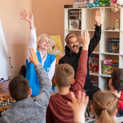 Ucrania. El Embajador de Buena Voluntad de ACNUR Alfonso Herrera se encuentra con niñas y niños desplazados internos en Leópolis.