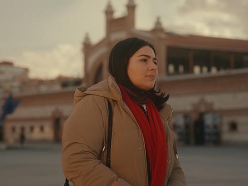 Khadija Amin se vio forzada a huir de Afganistán en 2021, donde presentaba el informativo matinal de la televisión nacional. Hoy, refugiada en España, continúa ejerciendo como periodista.