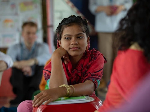 Una niña asiste a un Club de Adolescentes en uno de los campamentos para refugiados rohingyas en Cox’s Bazar. Los clubes ofrecen sesiones de alfabetización básica, matemáticas y otras habilidades.