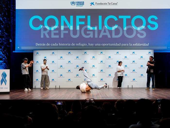 El grupo de hip hop y break dance integrado por refugiados afganos, Superiors Crew, en un momento de su actuación.