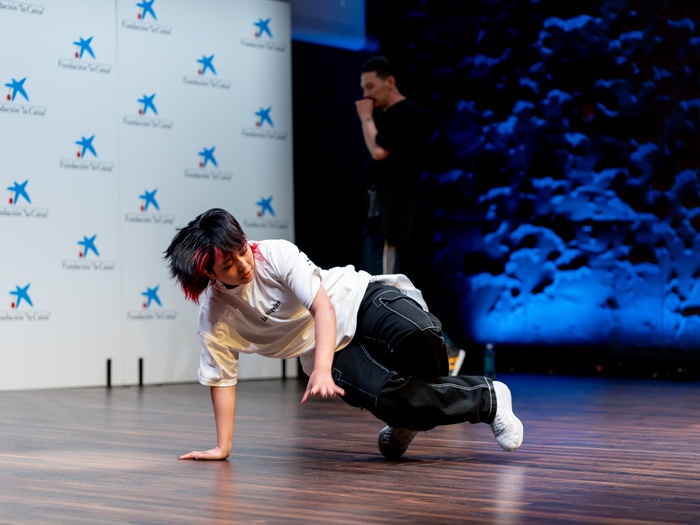 La b-girl Manizha Talash, integrante del Equipo Olímpico de Refugiados que participará en los Juegos de París, durante su actuación en CaixaForum.
