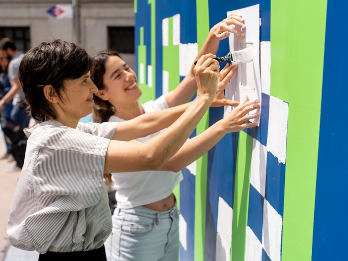 La actriz y colaboradora de ACNUR Elena Anaya participó en la pintura del mural solidario de Boa Mistura.