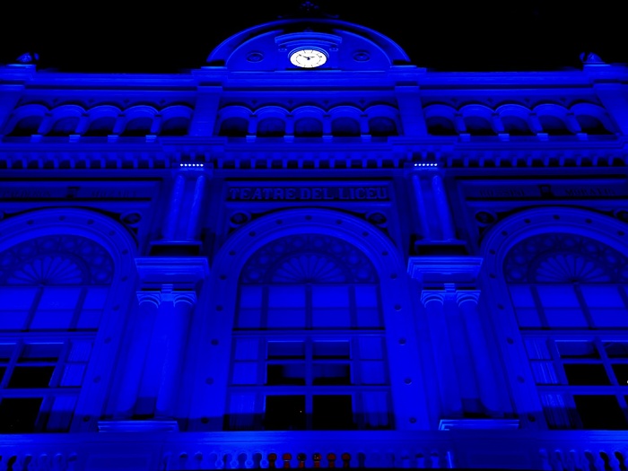 La fachada del Gran Teatre del Liceu, en Barcelona, iluminada de azul.