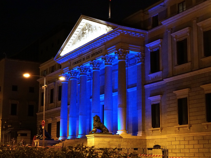 Edificio iluminado de azul en Madrid, España