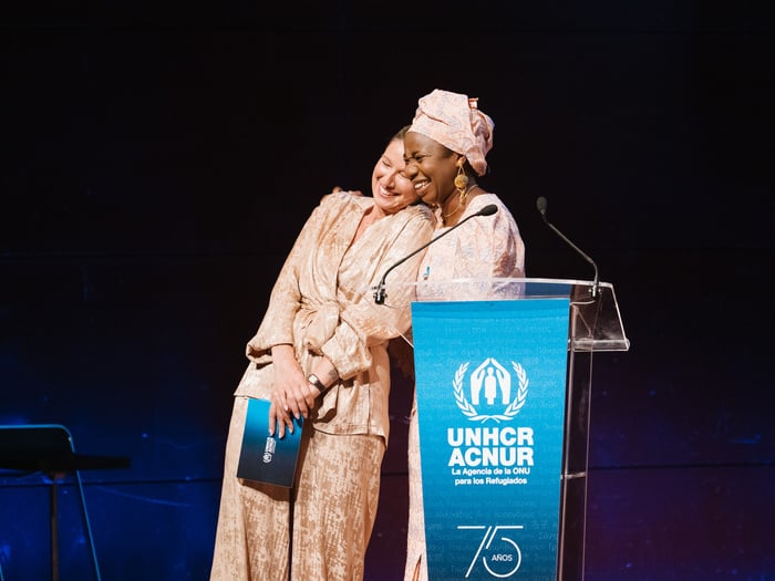 La presentadora Anne Igartiburu con Aminata Soucko, líder de Red Aminata, reconocida por su labor de defensa de las mujeres supervivientes de violencia.