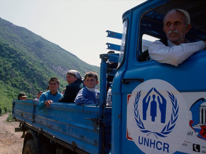 Refugiados de Kosovo son trasladados por ACNUR a hogares de acogida en Albania, en 1998.